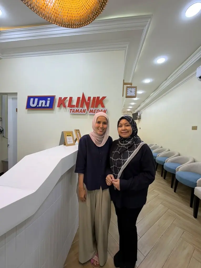 Pasukan kami di kaunter U.N.I Klinik Taman Medan